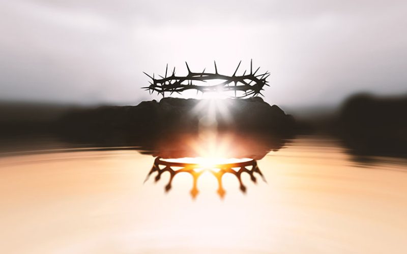 The inversion of the crown of thorns and the crown, which symbolizes Jesus' suffering and trials, symbolizes the death of the Savior and the resurrected King, background for Passion Week.