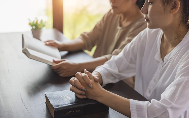 Tânără religioasă rugându-se lui Dumnezeu dimineața, spiritualitate și religie, concepte religioase